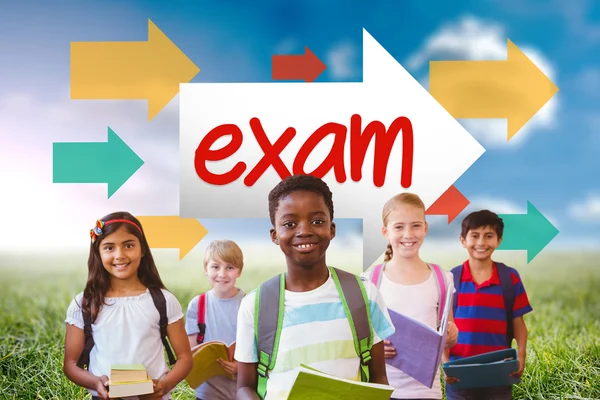 Examen de mot et souriants écoliers — Photo