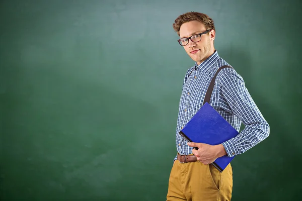 Geeky Student hält ein Notizbuch — Stockfoto