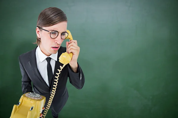 Geeky Geschäftsmann am Telefon konzentriert — Stockfoto