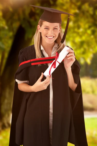 Onun mezuniyet töreninde gülümseyen kadın — Stok fotoğraf