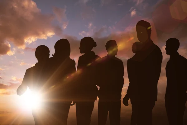 Personnes célébrant contre le soleil brille — Photo