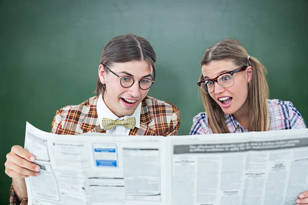 Geeky hipsters reading the newspaper — Stock Photo, Image