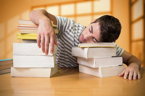 Student sover i biblioteket — Stockfoto