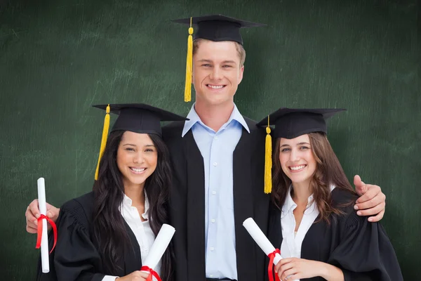 Tři přátelé absolvovat vysokou školu dohromady3 人の友人が一緒に大学を卒業します。 — Stock fotografie
