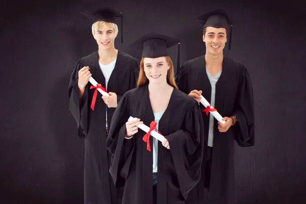 Grupo de adolescentes comemorando após a Graduação — Fotografia de Stock