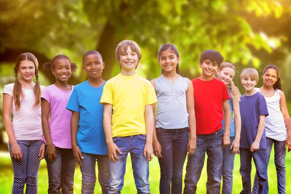 Des amis heureux jouant dans le parc — Photo