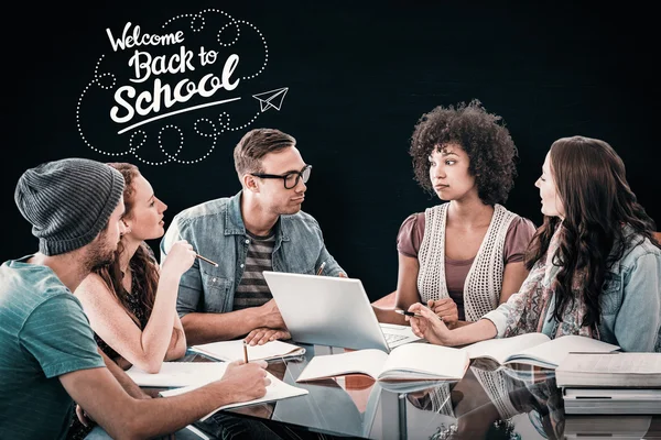 Modestudenten arbeiten als Team — Stockfoto