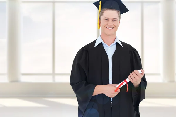 Mannen leende som han precis har tagit examen — Stockfoto