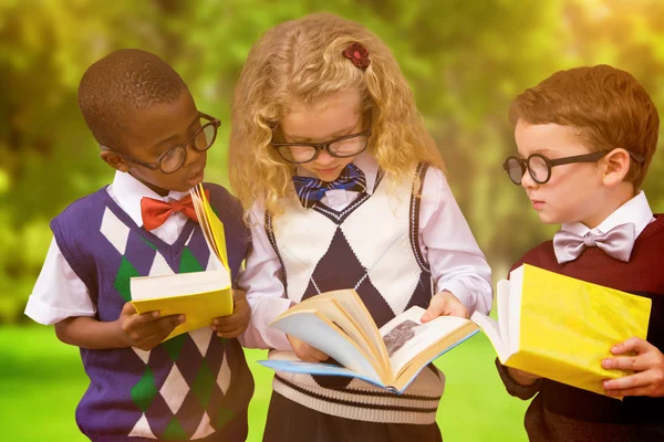 Schoolkinderen tegen bomen — Stockfoto