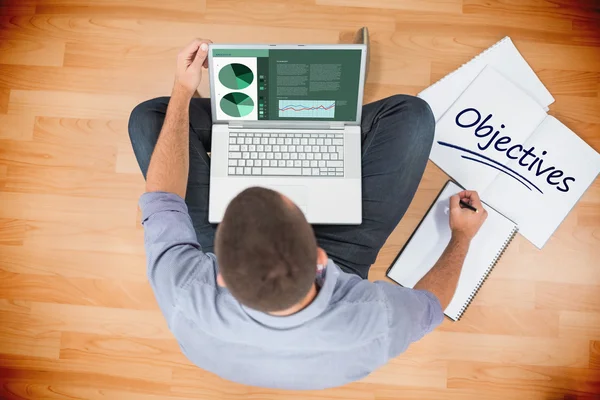 Homem de negócios criativo trabalhando no laptop — Fotografia de Stock