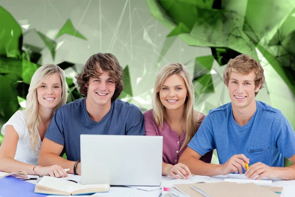 Groupe d'étudiants avec un ordinateur portable — Photo