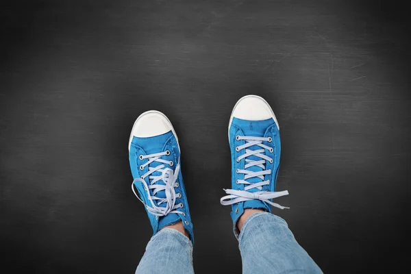 Schuhe vor schwarzem Hintergrund — Stockfoto