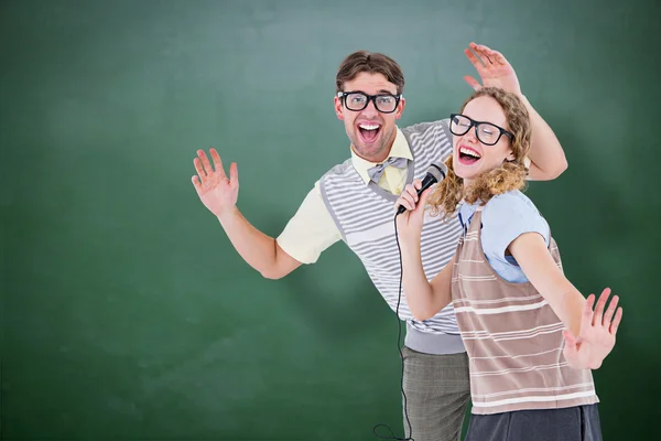 Hipster couple singing into a microphone — Stock Photo, Image