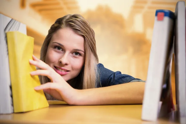 Estudante bonito na biblioteca — Fotografia de Stock