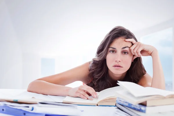 Étudiante ennuyée faisant ses devoirs — Photo