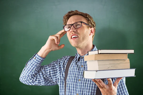 Geeky Student mit einem Stapel Bücher — Stockfoto