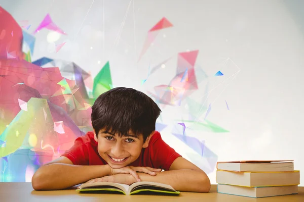 Menino leitura livro na biblioteca — Fotografia de Stock