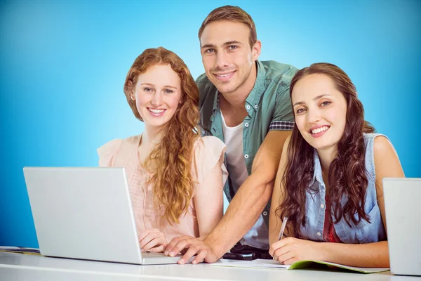 Mode studenten met behulp van laptop — Stockfoto