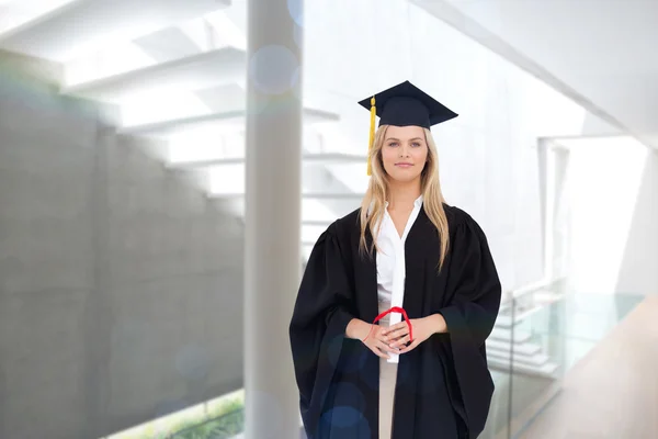 Blond student v Postgraduální šaty — Stock fotografie