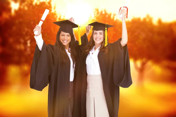 Mujeres celebrando su graduación — Foto de Stock