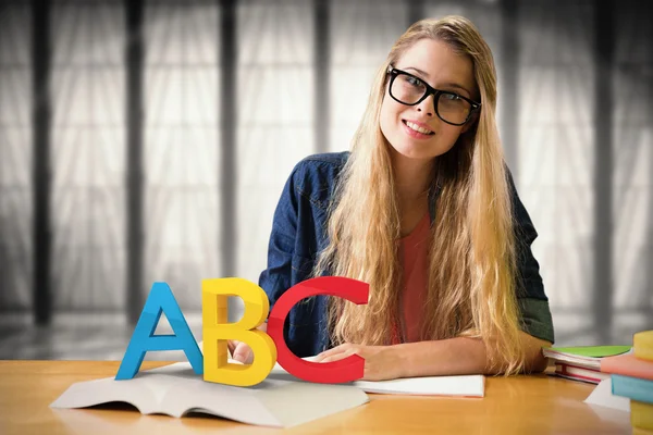 Estudante que estuda na biblioteca — Fotografia de Stock