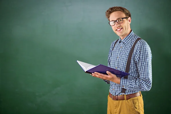 Geeky student lezen van een boek — Stockfoto