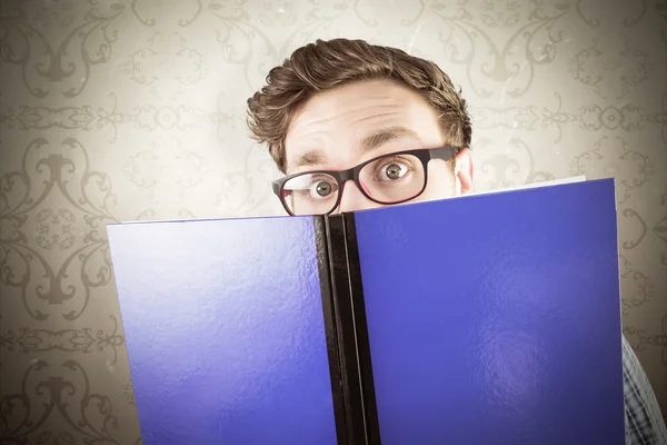 Estudante de Geeky lendo um livro — Fotografia de Stock