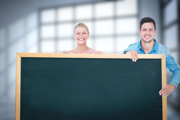 Couple showing chalkboard — Stock Photo, Image