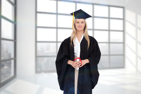 Estudante loira em roupão de pós-graduação — Fotografia de Stock