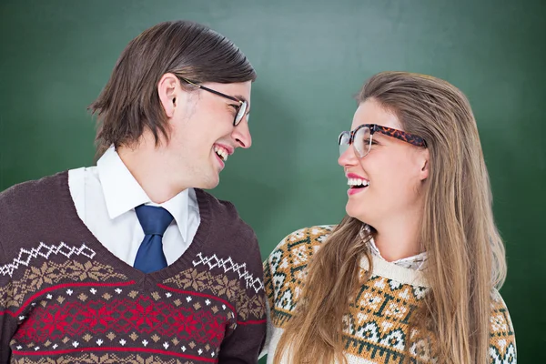 Geeky hipster casal olhando um para o outro — Fotografia de Stock