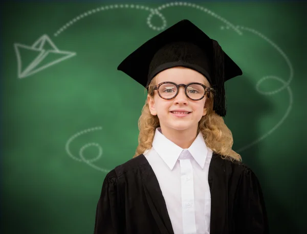 Niedliche Schülerin im Abschlussgewand — Stockfoto