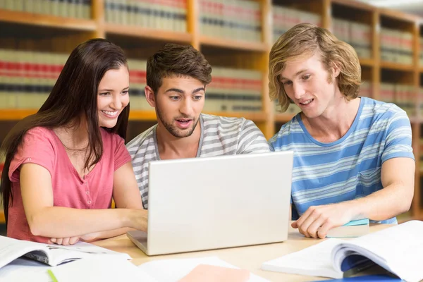 Studenten mit Laptop in Bibliothek — Stockfoto
