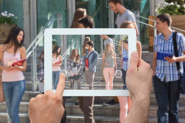 Handen met tablet pc — Stockfoto