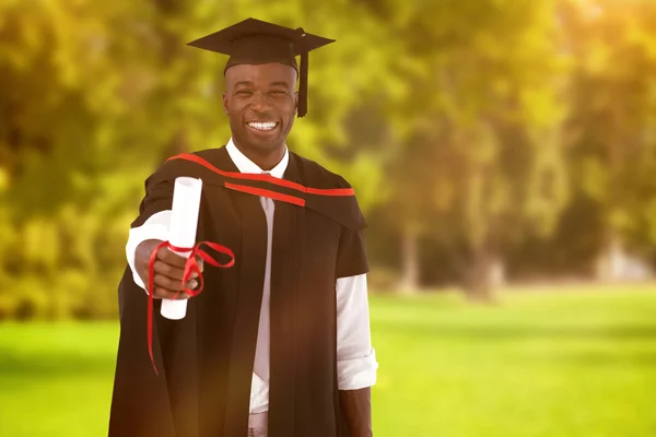 Hombre sonriendo en la graduación — Foto de Stock