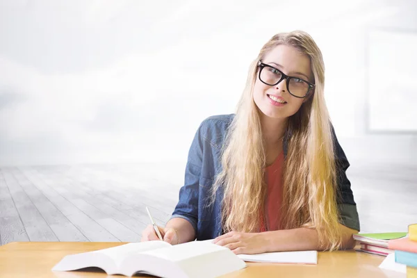 Student studeert in de bibliotheek — Stockfoto