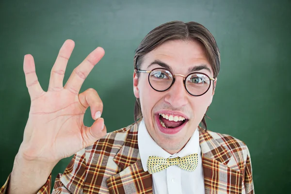 Geeky Hipster macht das Okay Zeichen — Stockfoto