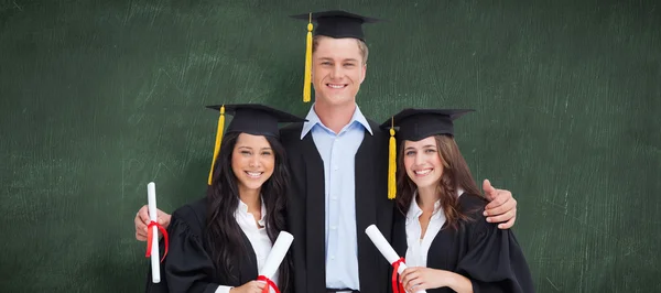 Drei Freunde schließen ihr College ab — Stockfoto