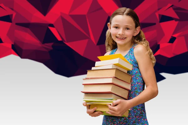 Menina carregando livros na biblioteca — Fotografia de Stock