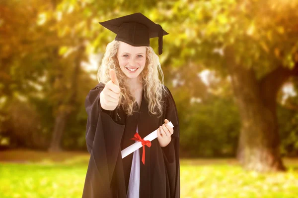 Tonårig flicka firar examen — Stockfoto