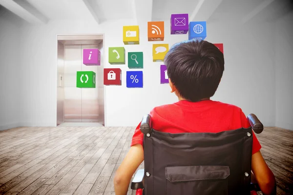 Niño sentado en silla de ruedas — Foto de Stock