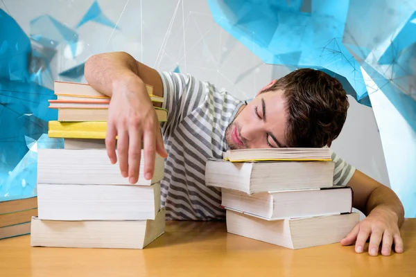 Student sover i biblioteket — Stockfoto