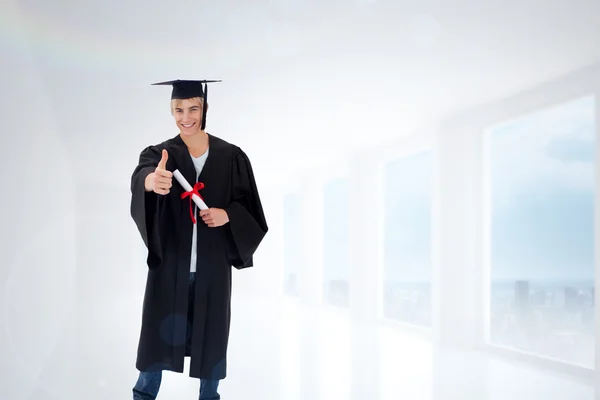 Lycklig tonåring kille firar examen — Stockfoto