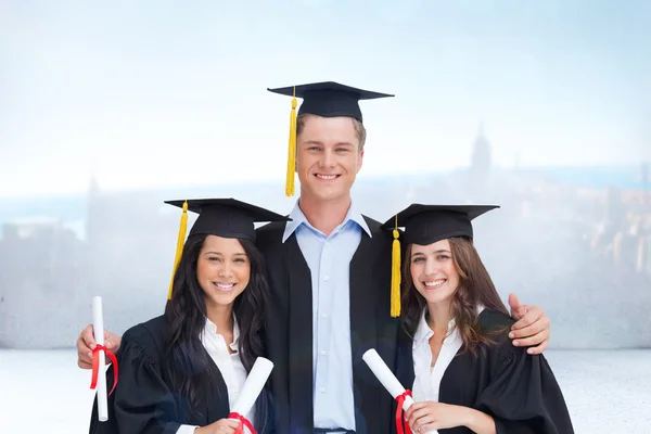 Drei Freunde schließen gemeinsam das College ab — Stockfoto