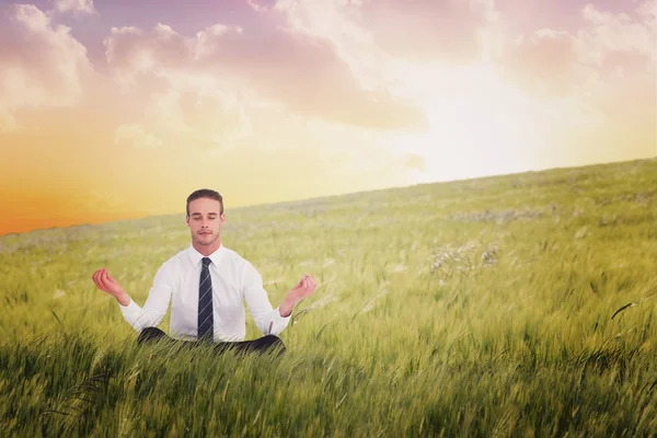 Uomo d'affari meditando in posa loto — Foto Stock