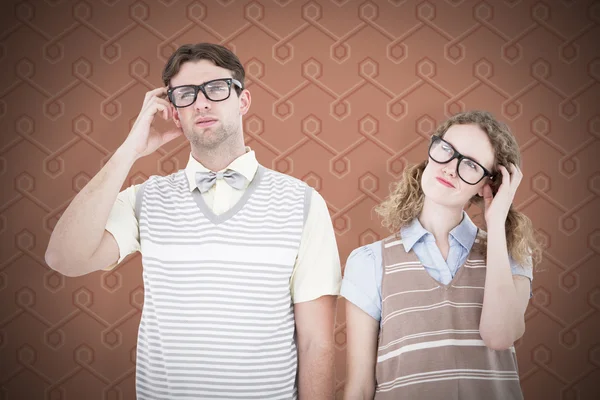Geeky hipster coppia pensando — Foto Stock