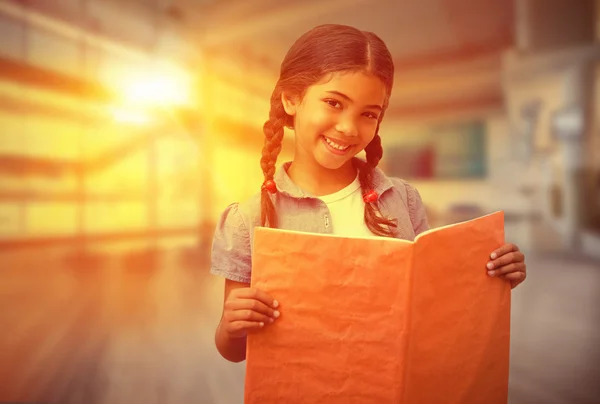 Aluno bonito sorrindo para a câmera — Fotografia de Stock