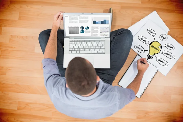 Kreativer Geschäftsmann arbeitet am Laptop — Stockfoto