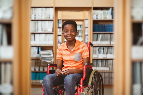 Heureux garçon en fauteuil roulant — Photo