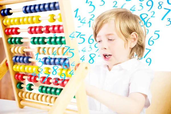 Roztomilý žák pomocí abacus — Stock fotografie