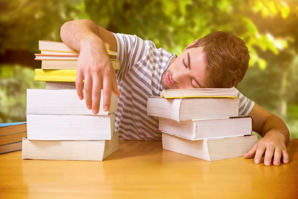 Estudante dormindo na biblioteca — Fotografia de Stock